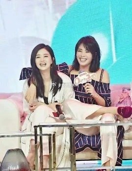 谢娜这波操作，让我一下子就想到蒋欣了。16年那会儿，那个时候还没封杀的卓伟放了个