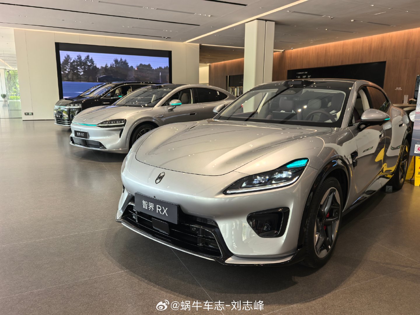 很多人以为什么都没变，但实际上，很多东西都发生了变化，比如鸿蒙智行展厅的C位如图，不是某界了……（今