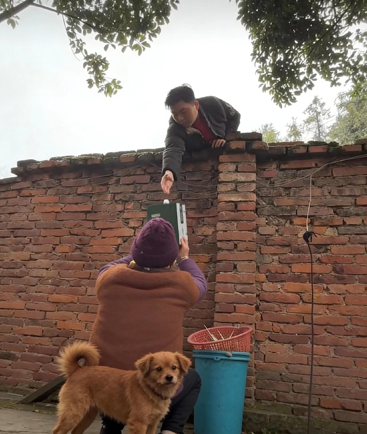 看了一个视频让人泪目儿子要离家出去打工，临走之前来到老母亲的墙外，趴在墙上没有