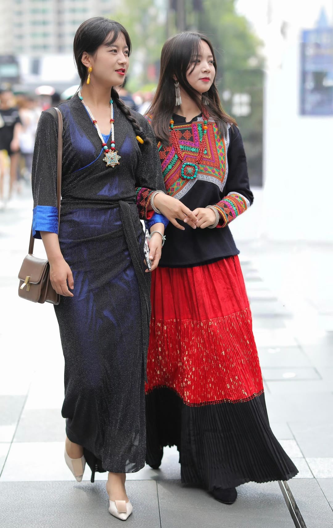 时尚穿搭街头邂逅民族风的浪漫碰撞✨藏蓝鎏金裙装揉进藏族服饰的温婉，宝蓝镶边与松