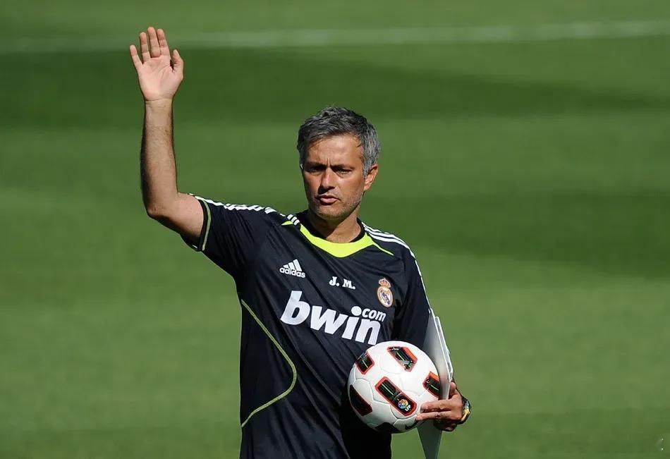 咱就说穆里尼奥要是执教皇马，更衣室必将迎来全新格局。维修斯、贝林厄姆、姆巴佩再有