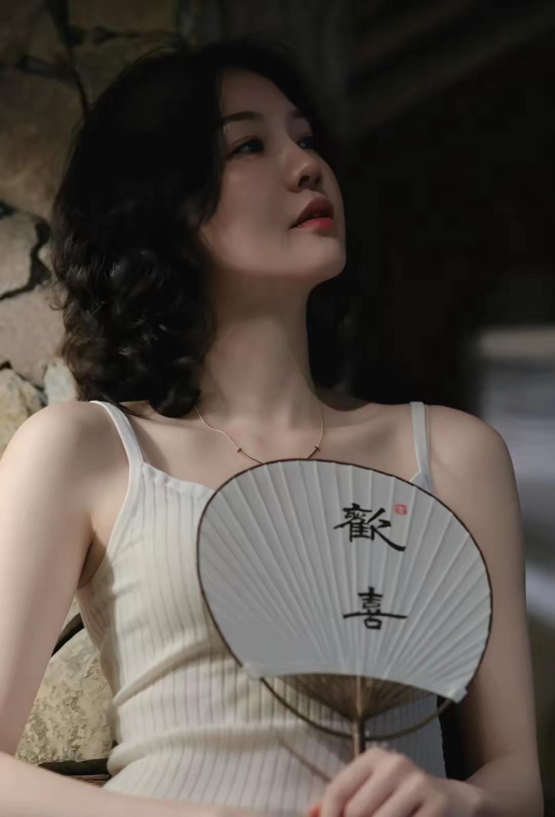 什么样的女人最令人着迷肤白貌美身材匀称，性感有滋味的女人最令人着迷。女生的高级气