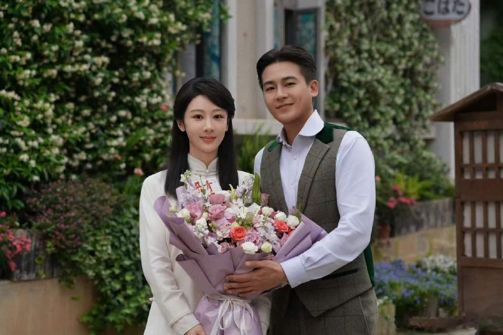 杨紫静待玉兰花开杨紫等玉兰花再开时我们见面吧杨紫静待玉兰花开