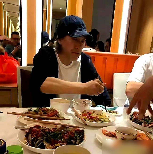 刘嘉玲说漏嘴了，周星驰和梁朝伟在她家饭桌上，一句话都不说，闷头扒饭。吃完这俩人钻进卧室，为了一个分镜