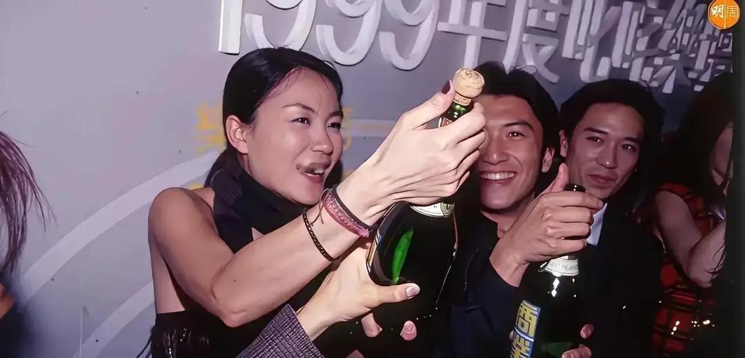 9年没牵手，今天十指紧扣谢霆锋和王菲被拍到机场牵手，照片里他左手拎登机箱，