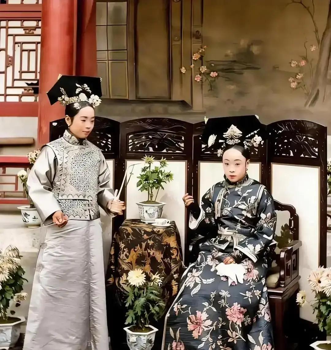这张老照片里端坐的女子，是溥仪的生母瓜尔佳·幼兰。她是晚清权臣荣禄独女，慈禧的养女，一生被光环捆绑，