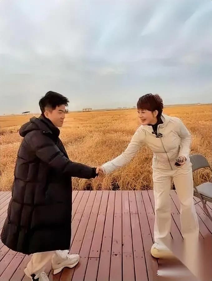 董宇辉刚蹲完盘锦的稻田。主持人说他诗书养得温和。可我觉得最戳人的——是他