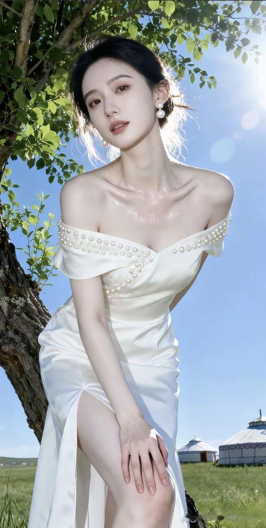 在草原上的梦幻白裙照，阳光洒下，美如画卷。