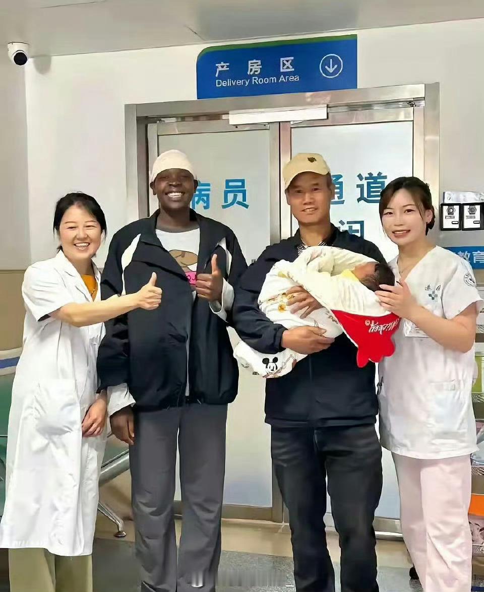 原来黑人的基因并没有想象中强大嘛，看吧，她就生下了一个黄小孩​​​​