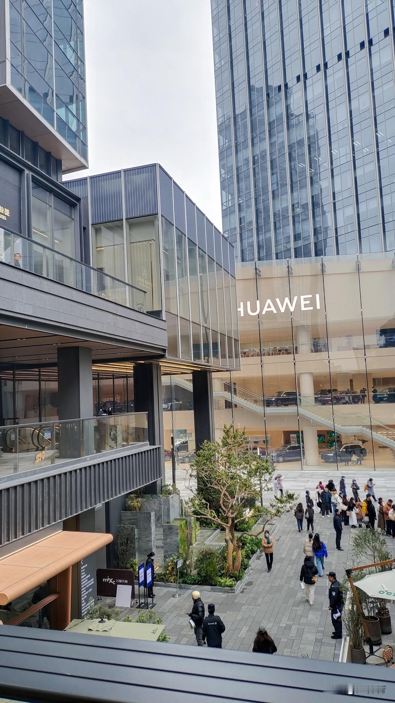 苏州石路万象城，1月31日刚过10点钟，这里就迎来了很多逛街的人。上个世纪的