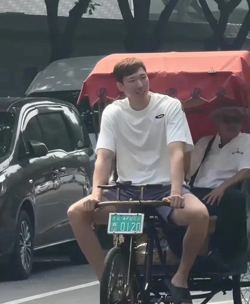 周琦北京街头等黄包车，悠闲自在！周琦自从加盟北京后，感觉整个人都表变精神了，加