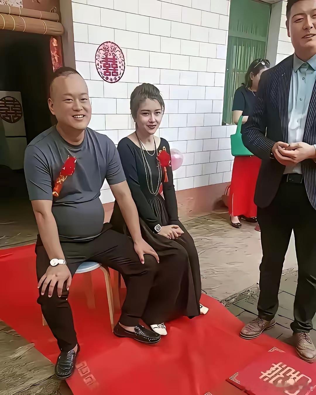 当看到这样姿颜的丈母娘时，全网都在请求让新娘露个脸了……