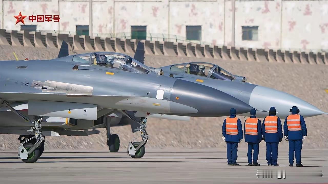 近日，西部战区空军航空兵某旅组织歼-11A和歼-11BG进行训练。歼-11A是苏