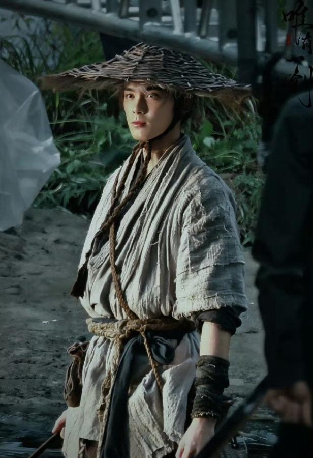 吴磊穿粗布麻衣拍《剑来》，不戴金链不贴胸肌。导演说，江湖不是靠亮片撑起来的。