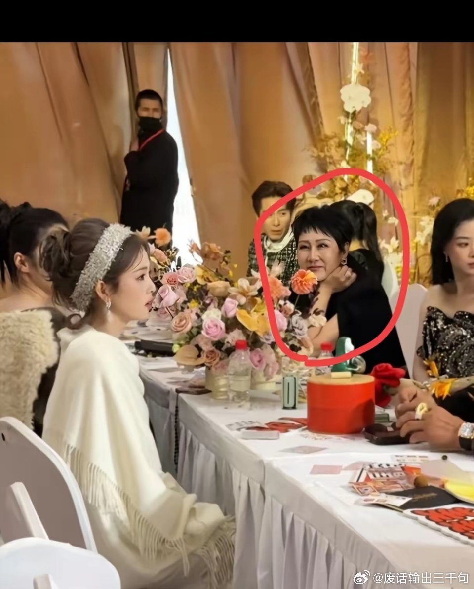 白鹿都快不好意思了吧张凯丽老师直勾勾的盯着她看像看一件稀世珍宝一样，眼里全是欣赏