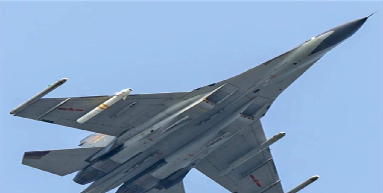 我打得到你，你打不到我？歼15T挂上新利器，轻松“点名”F35歼-15T（如图