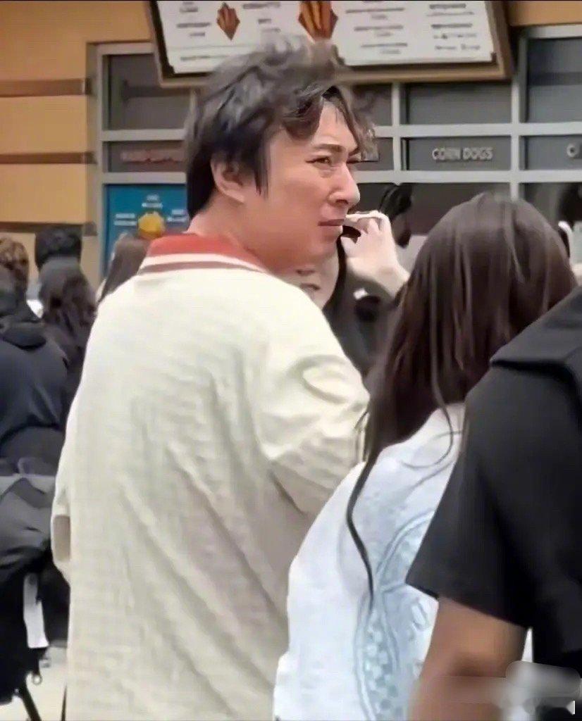 这是王思聪？胖成这样了～