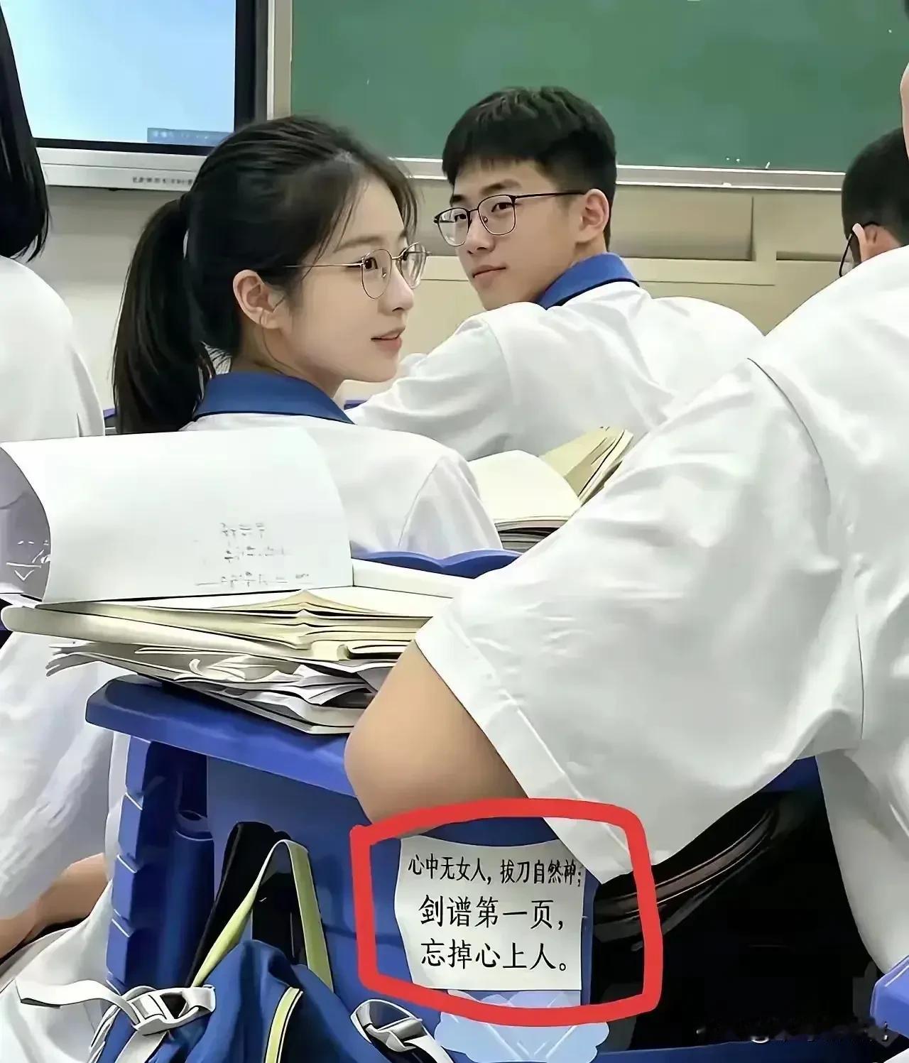 神回复……这美女一回头，完了，我感觉我恋爱了[捂脸哭][捂脸哭]。
