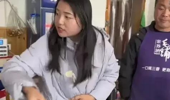 顾客在餐厅吃饭，结账的时候900多元，过来收钱的老板娘说，还有一份鱼汤没有结账，