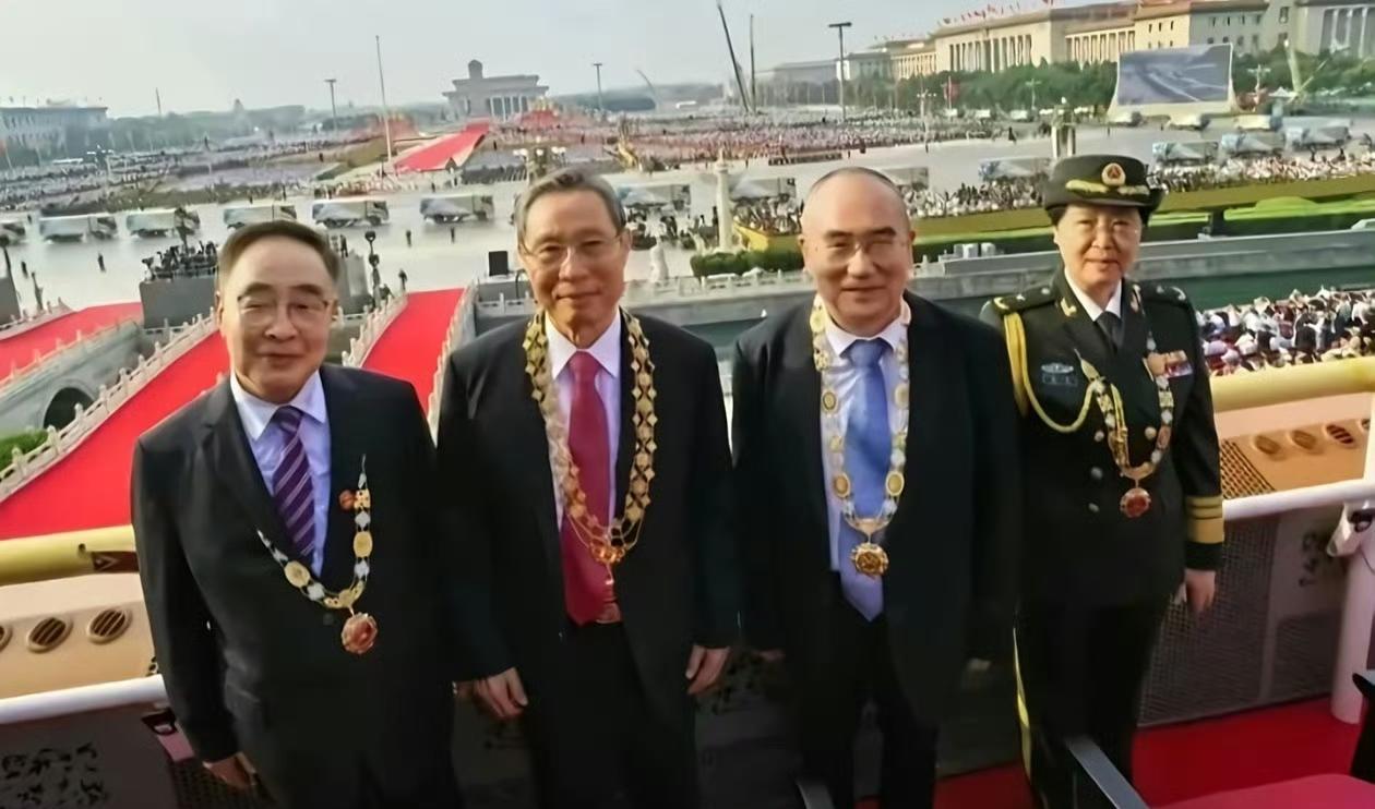 这张照片可以称之为#国之脊梁#，佩戴着“共和国勋章”的钟南山院士广为人知，他作