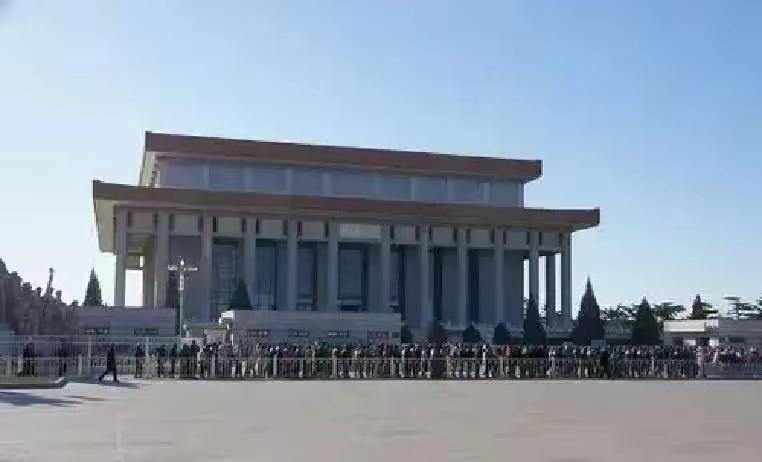 中华人民共和国的所有人，都要注意一种现象，到韶山、北京毛主席纪念堂的人从80年代