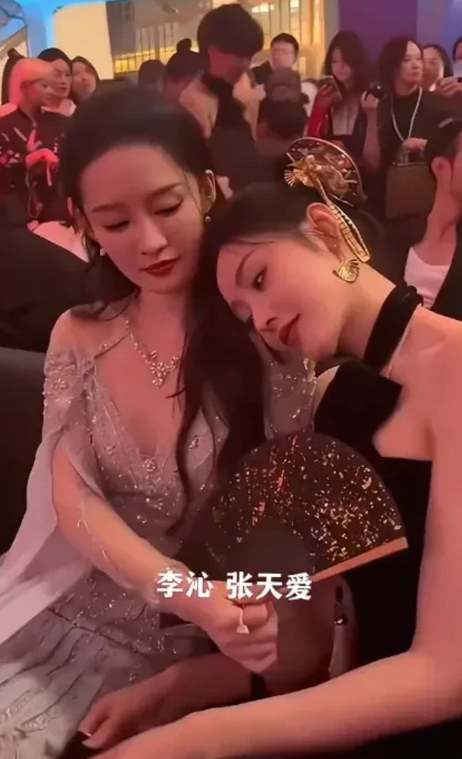两人合照，才知道谁最漂亮。如果非要选一个做老婆，大多数人都会选择困难症。[捂
