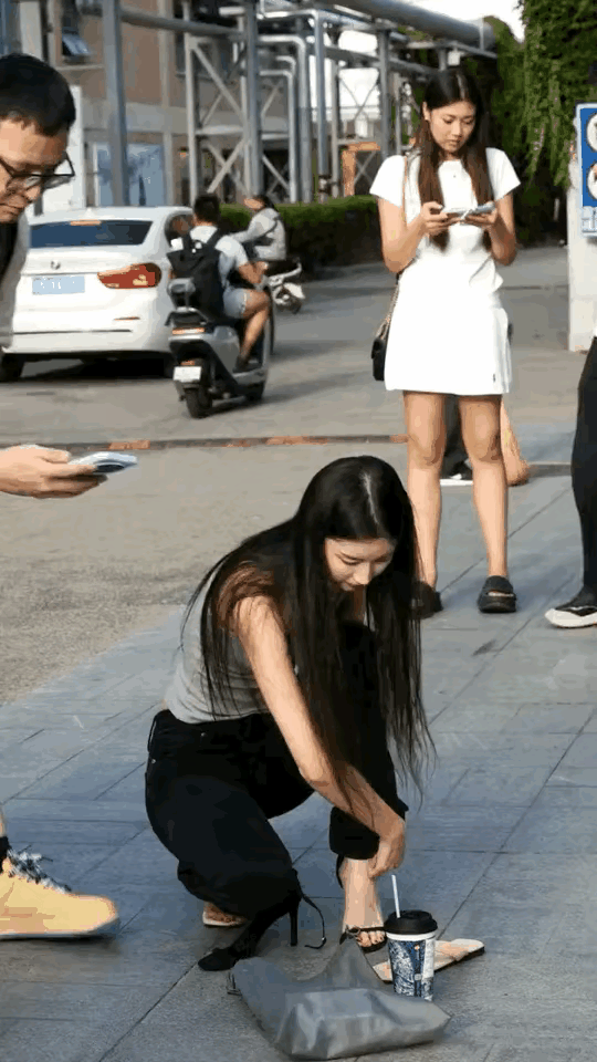 男生给美女看手机里面的内容，也不知道是看什么。