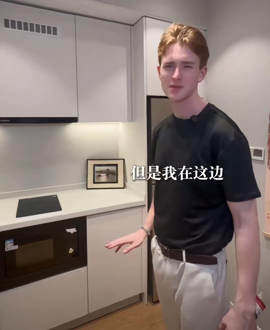 复旦美国留学生网红被多名女生爆料，交往致怀孕后拉黑失联。这位留学生叫Jackso