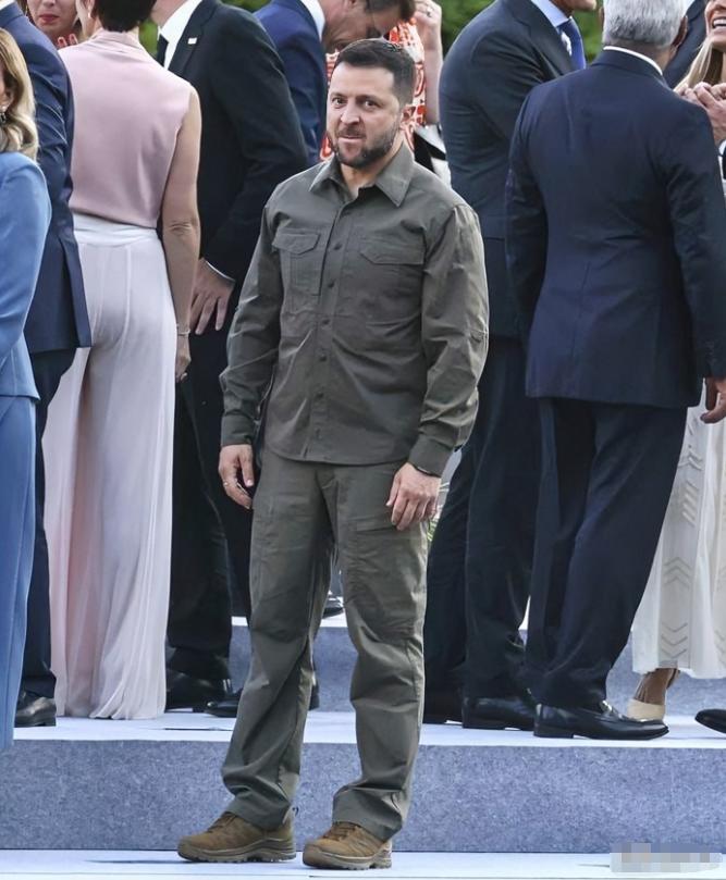 一片哗然！泽连斯基简直成了无期限总统。当地时间1月14日，乌克兰最高拉达的投