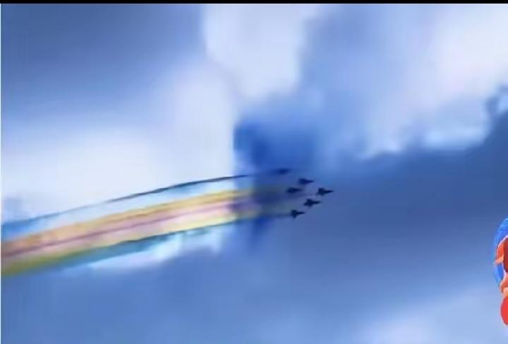 刷到一个视频顿时泪目:伊.朗网友说，大半个世界都在战争，只有中国还在拿战斗机给