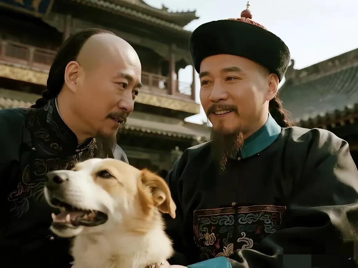 胡雪岩破产后上门乞讨，左宗棠放狗咬他。街上看热闹的百姓骂左宗棠心狠，却没人瞧见，