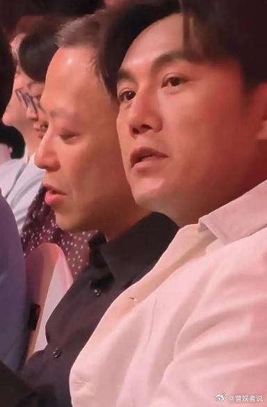 谁说姐弟恋里“姐姐”一定先显老？秦昊这次北京露面，直接打破刻板印象！白发、眼袋、