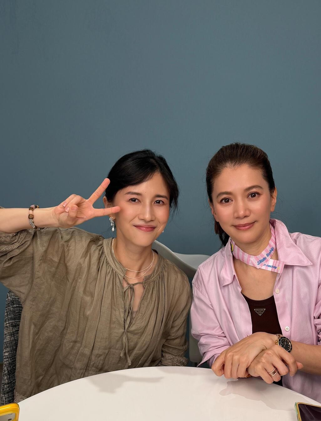 袁咏仪去录papi酱的节目，乍一看穿得跟下楼遛弯没两样，结果眼尖的网友一扒，光是手腕上的表加那个包就