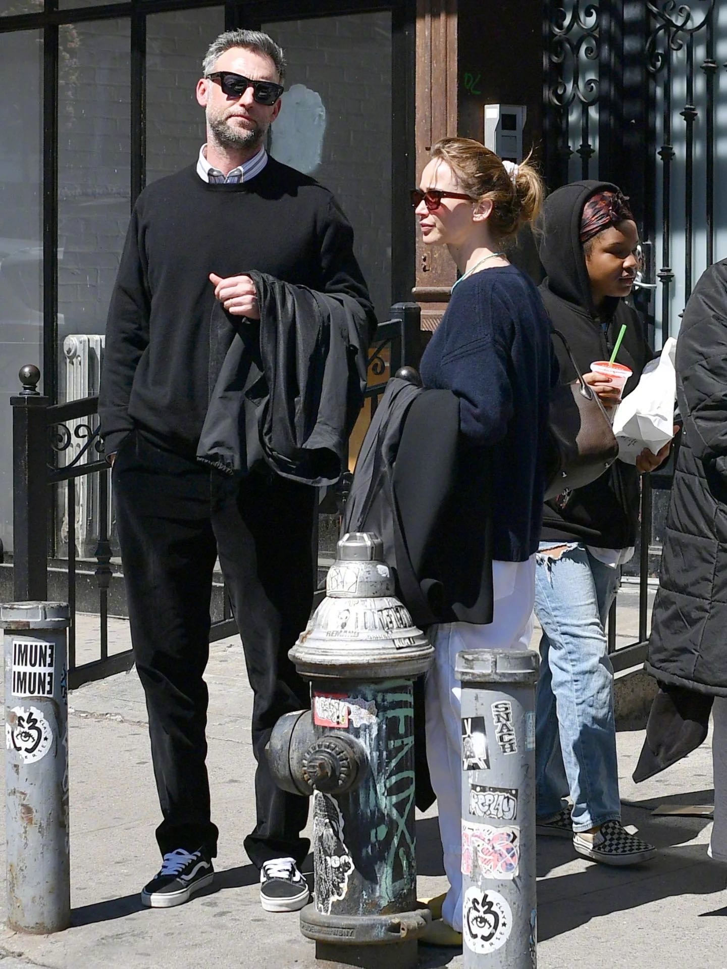 詹妮弗·劳伦斯在纽约与丈夫库克一外出的街拍。去欧洲拍了两个月的戏，感觉直接掉了1