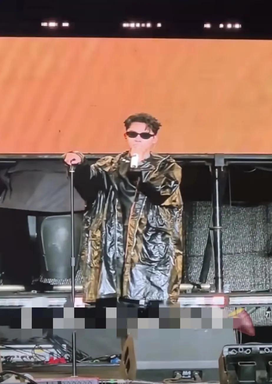 这啥造型？？但是！必须要说的是，张晚意唱的还不错，比我预想的好多了！！！