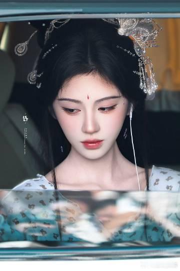 鞠婧祎路透观音相素衣袅袅，朱砂点眉，鞠婧祎这套路透自带静谧滤镜。安静垂眸的模样恬