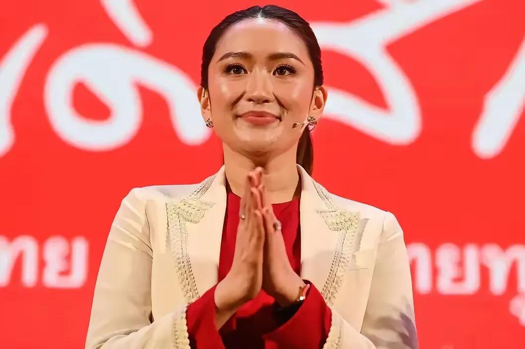 为什么全网都支持佩通坦？首先是因为佩通坦年轻，看着就面善，而洪森老谋深算，阴