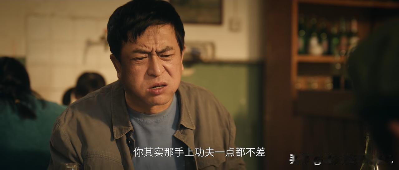 何大锤的洗白，应该是此剧改编最顺溜的地方吧！原著中的胡三元硬气，何大锤更是硬