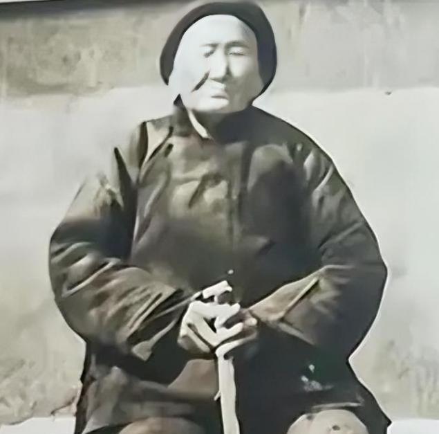 1941年，一位老妇人请汉奸侄子吃饭，突然压低声音问道：“侄儿，能不能给我弄3