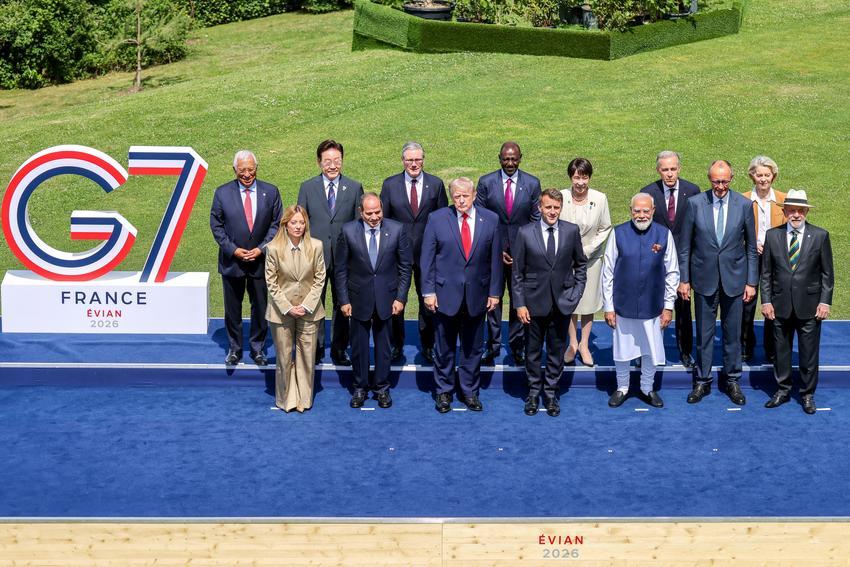 G7峰会的站位有点意思了！1.特朗普这次"亲自"拍照了。2.欧盟冯德莱恩被放
