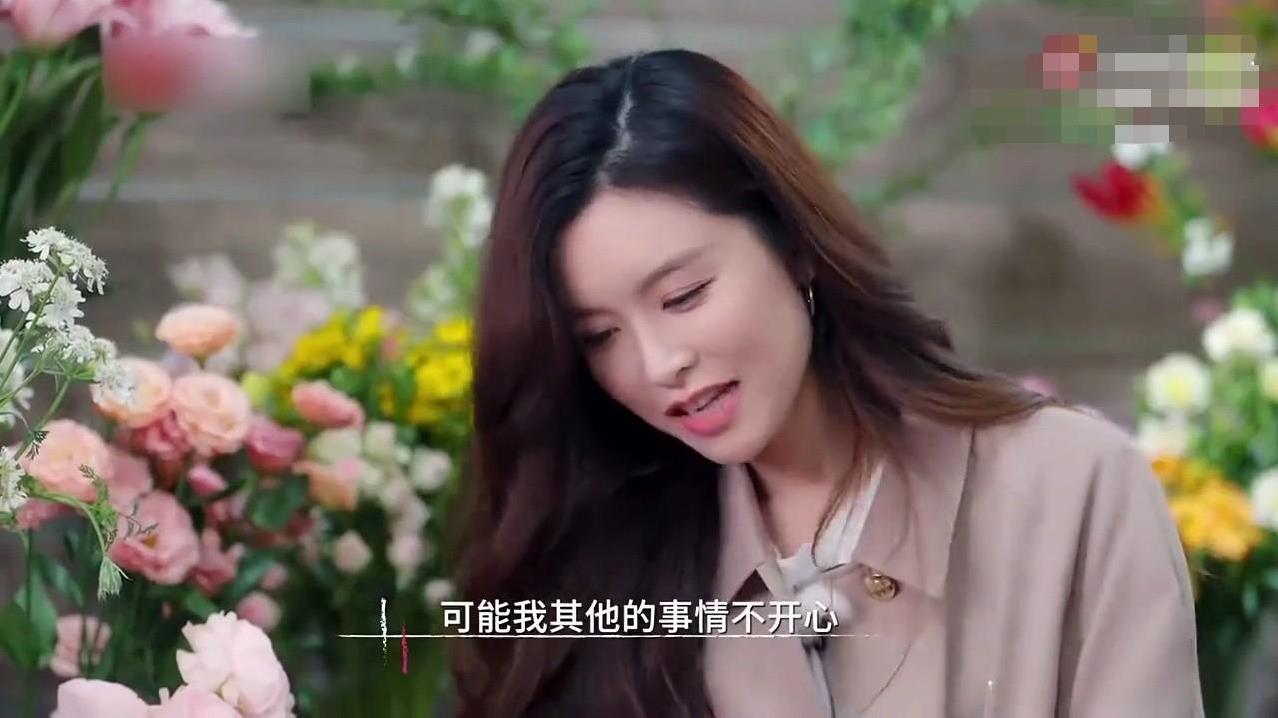 刘嘉玲问文咏珊：“你老公平时送不送花给你？”文咏珊一边在包花，一边说：“就是节
