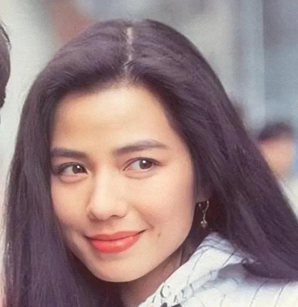 1991年，大富豪朱家鼎向港姐钟楚红求婚，钟楚红说：“结婚可以，但你得答应我一个