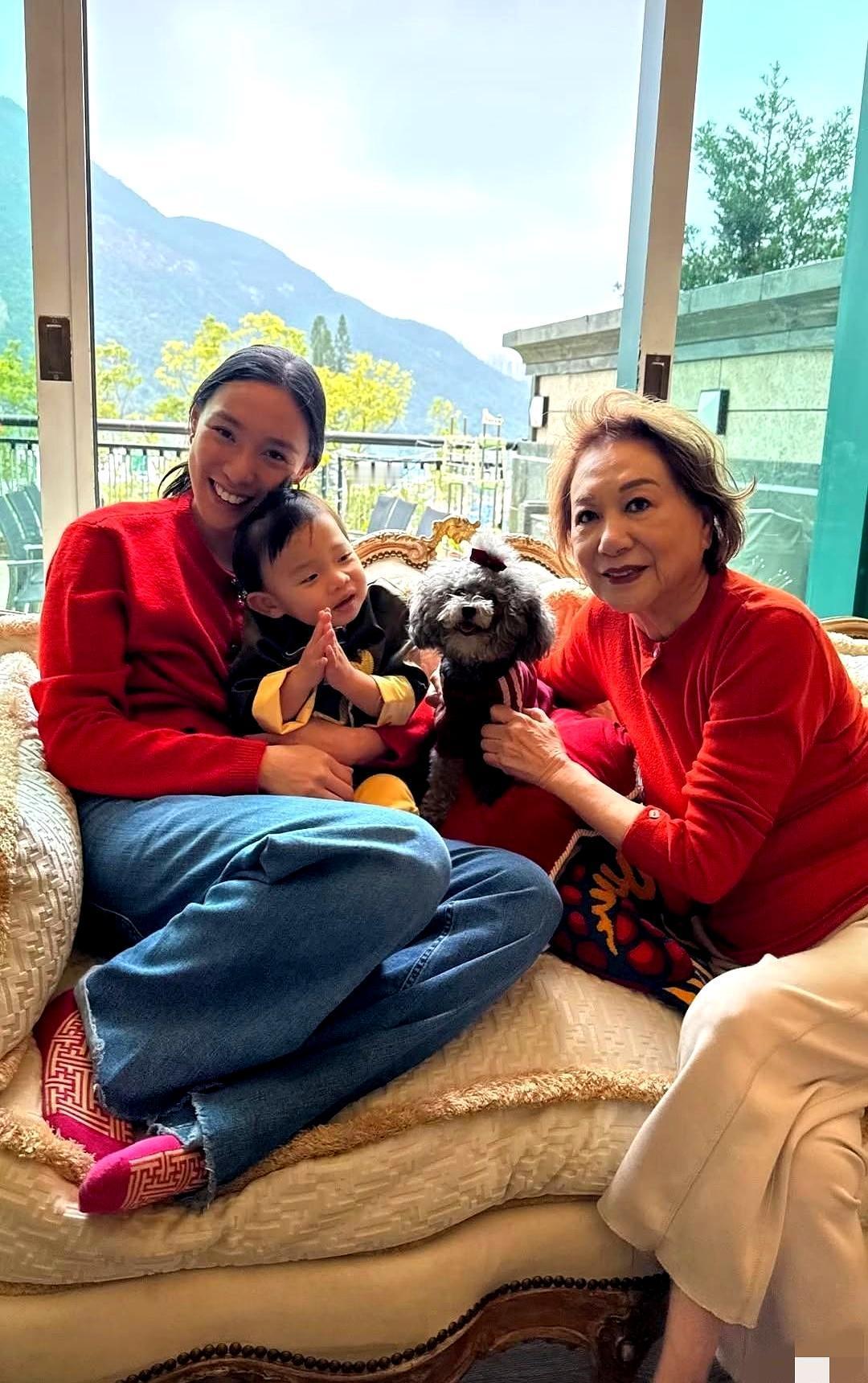 膝下无子的何超琼，晚年竟把百亿富豪的孙女，宠成了亲女儿。都以为她只有事业，