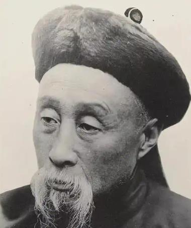 左公收复疆土一百六十余万，赵尔丰收复疆土也达到了一百二十余万，二人还有一共同点，