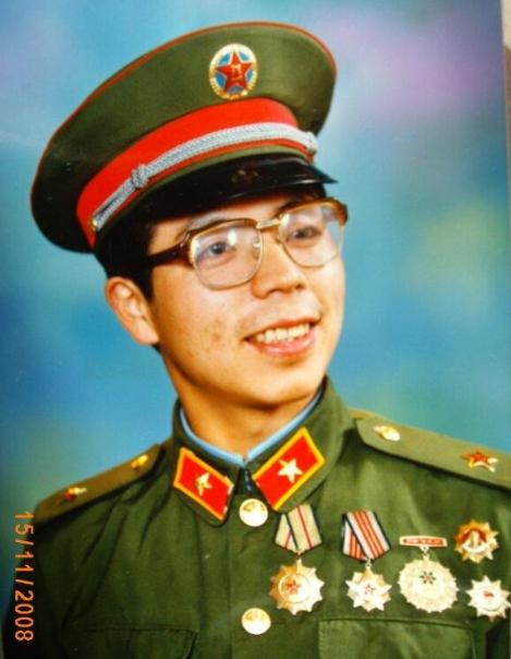 1984年，一名解放军战士不慎摔落悬崖和部队失去了联系后，竟然误打误撞发现了敌人