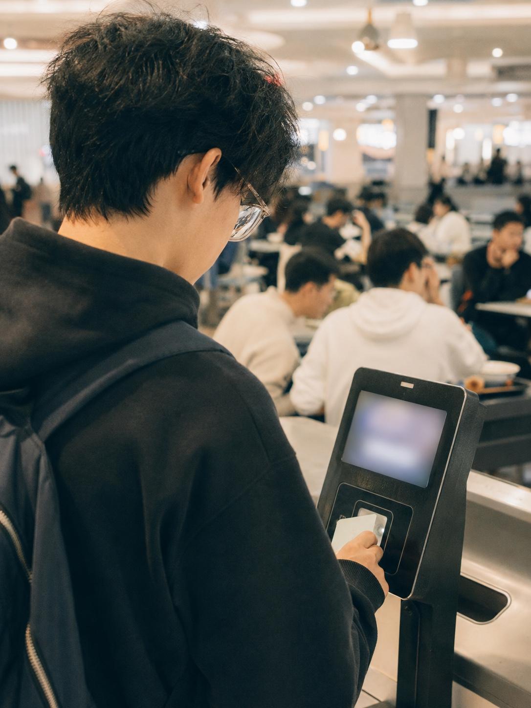 饭卡里突然多了钱，却没人叫他上台感谢。我挺喜欢这种帮法。学生去食堂刷卡，余额