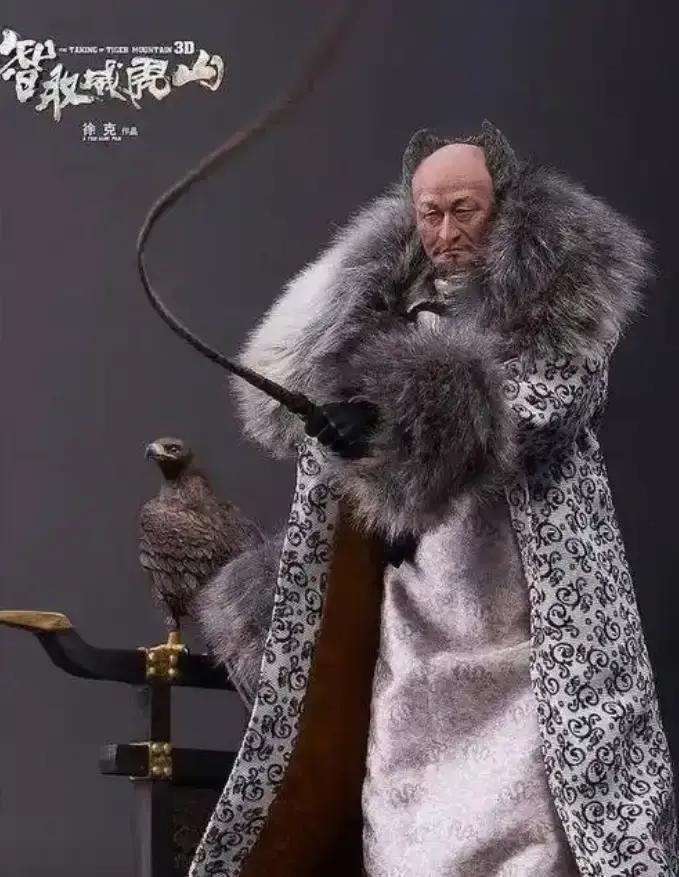 座山雕打了胜仗，没庆祝。他站在崖边看日军尸体滚进雪沟，转身只说了一句——留五个活