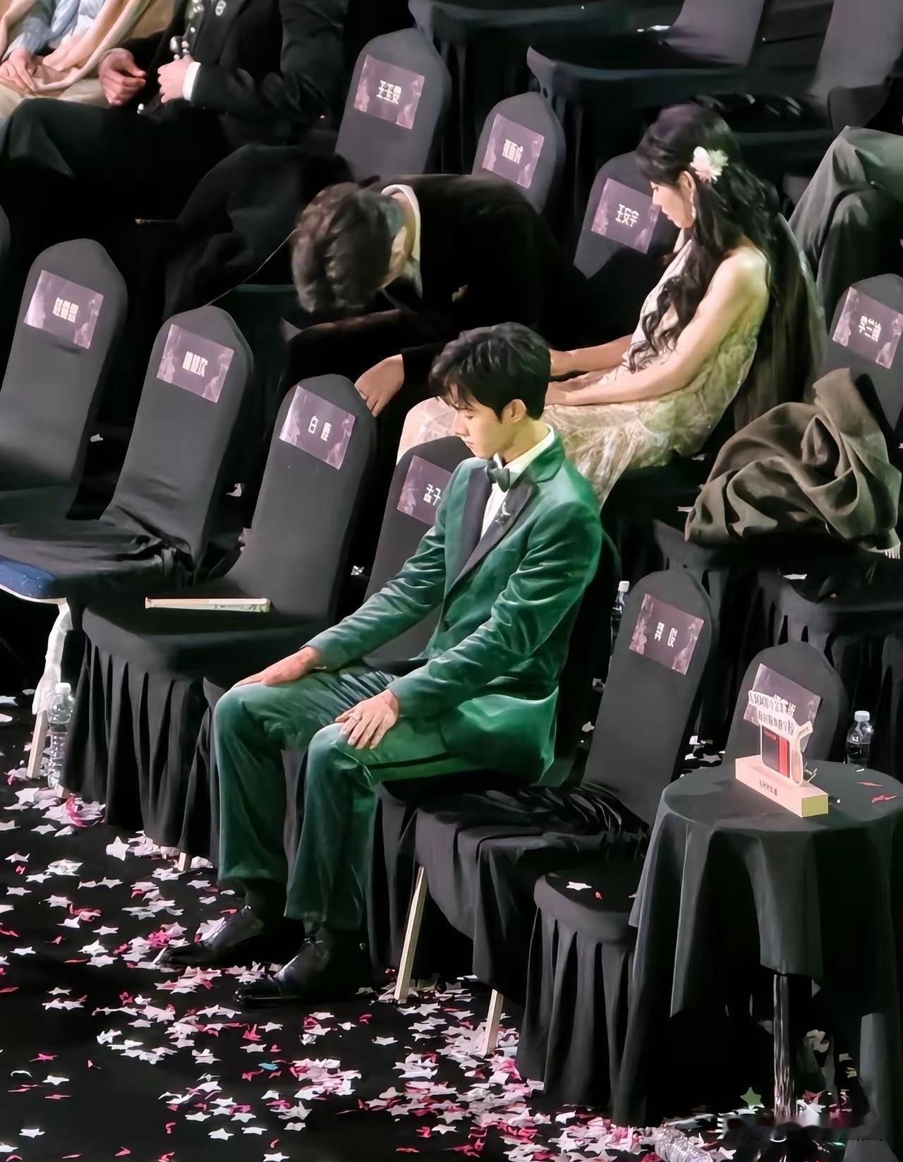 明星的座位是依据咖位来安排的第一排：赵露思、檀健次、白鹿、孟子义、李、龚俊