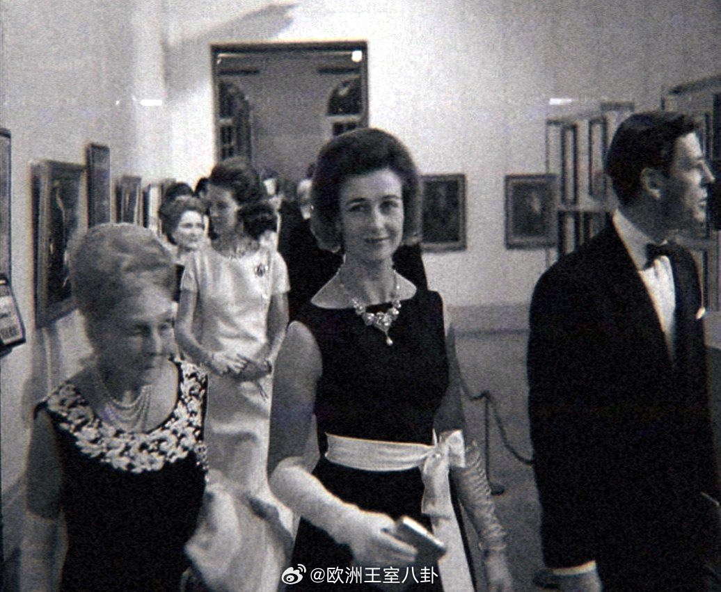 老照片1968年，英国王室成员和希腊末代国王康斯坦丁二世、王后安妮-玛丽出席首