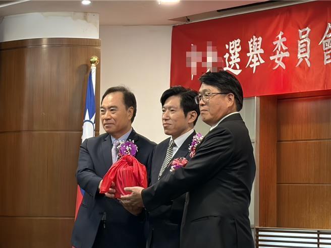 新上任的台“中选会”主委游盈隆今天说，“毕竟两岸关系有其特殊性，现阶段用《国籍法